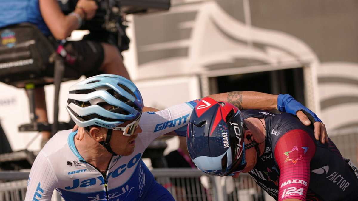 Immagine di Giro d'Italia. Per Clarke e De Marchi trecento metri di troppo. Vince Pedersen