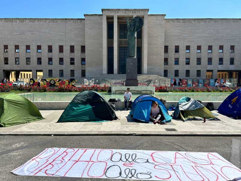 La protesta all'esterno dell'Università Sapienza contro il caro affitti (Ansa)