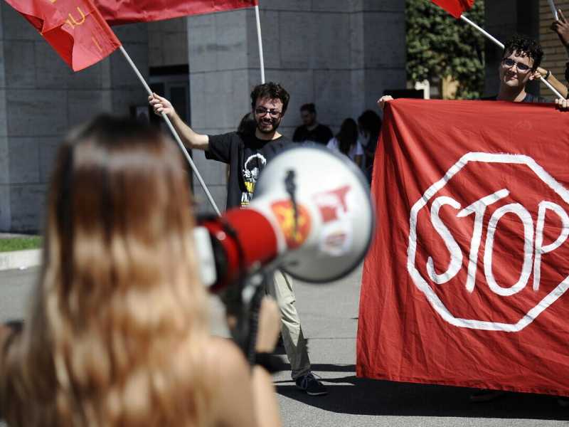 Una protesta dell'Unione degli universitari (Ansa)