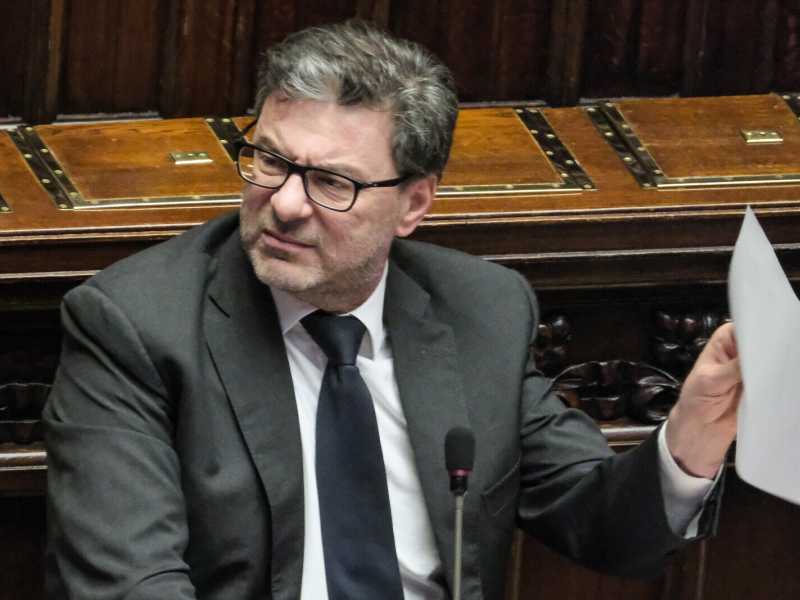 Giorgetti cede sulla Guardia di Finanza. Ma ora con Meloni è rottura