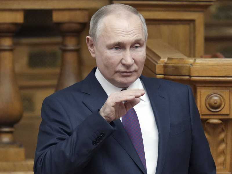 Russia in rosso: dimezzate le entrate petrolifere, sale il deficit