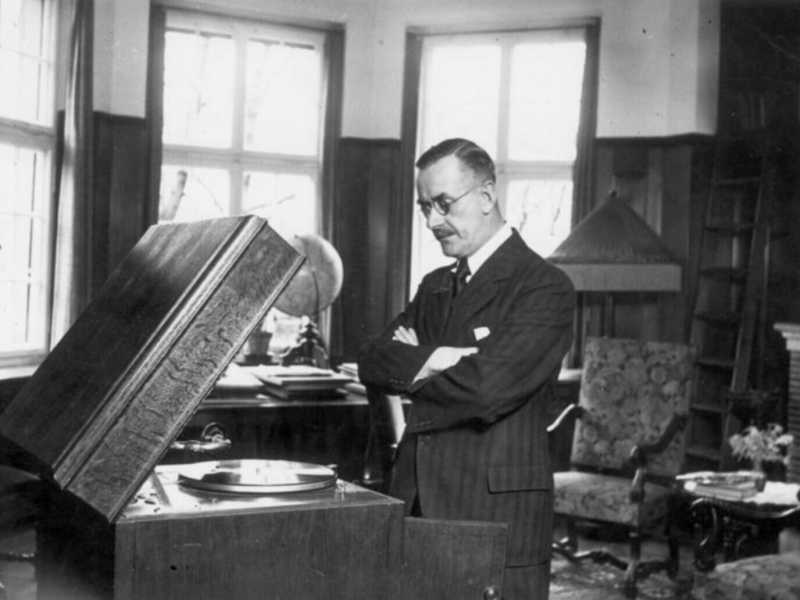 Thomas Mann ascolta Wagner (Wikipedia)
