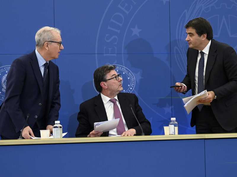 Alfredo Mantovano con Giancarlo Giorgetti e Raffaele Fitto (Ansa)