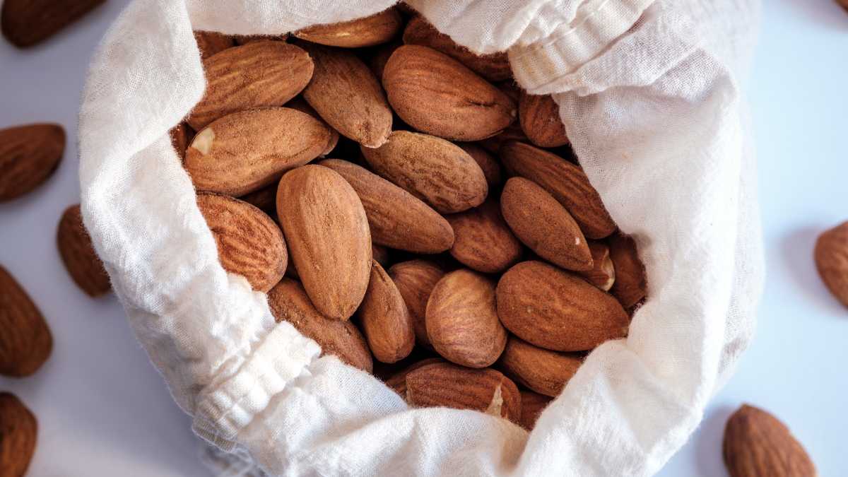 Immagine di Gli spinaci, il bene collettivo e il nuovo oltraggio: almond mom