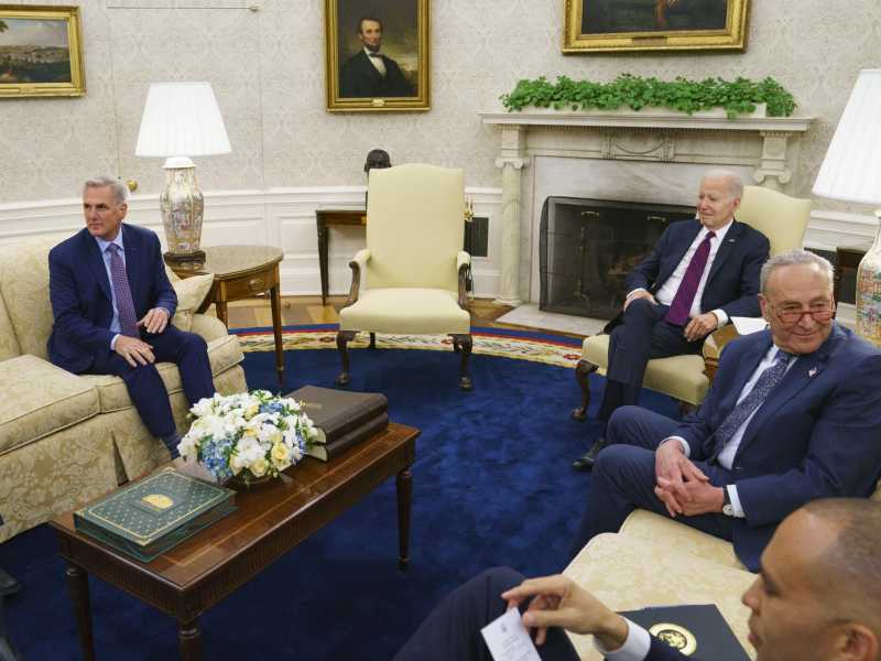 L'incontro fra Joe Biden e Kevin McCarthy alla Casa bianca (Lapresse)