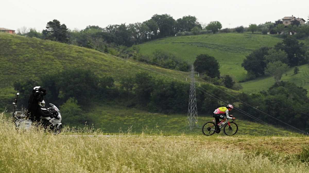 Immagine di La primavera di Ben Healy continua al Giro d'Italia. Roglic stacca Evenepoel