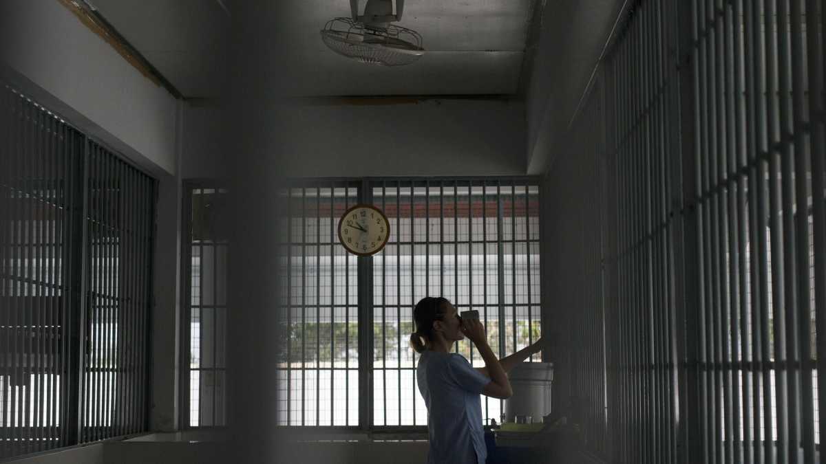 Immagine di Resta con me, sorella, per ricostruire la nostra libertà. Storia di prigioni