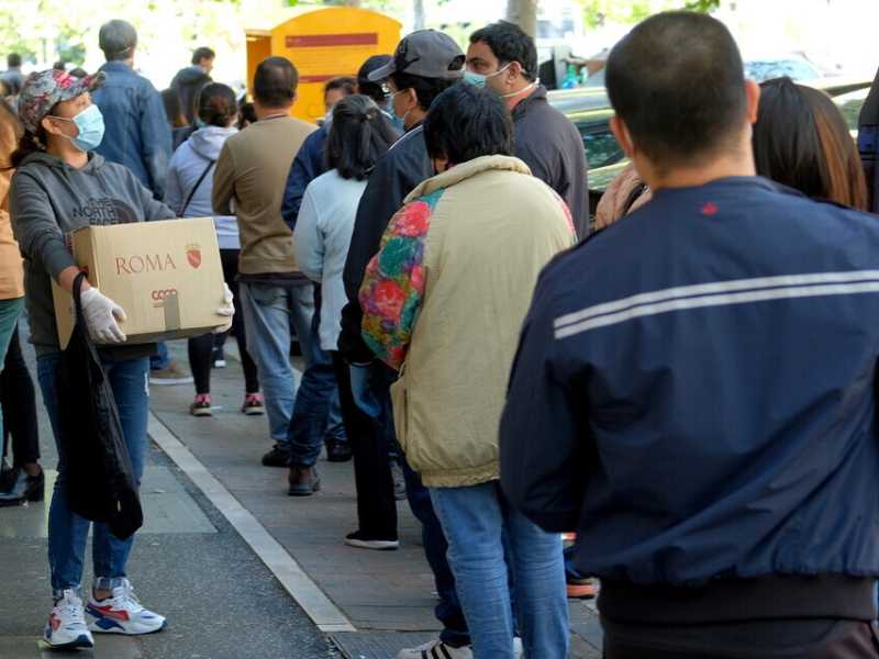 Una distribuzione di pacchi cibo alla Caritas, nel 2020 (Lapresse)
