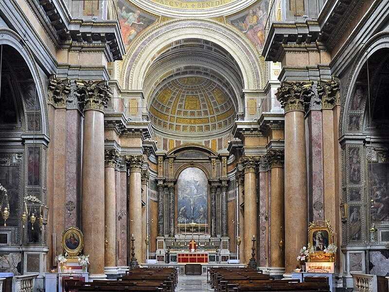 L'interno di Santissima Trinità dei Pellegrini