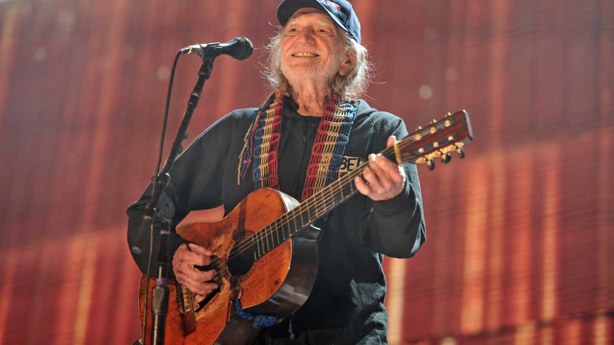 Immagine di Novant’anni per Willie Nelson, leggendario cantante country con la passione per la marijuana