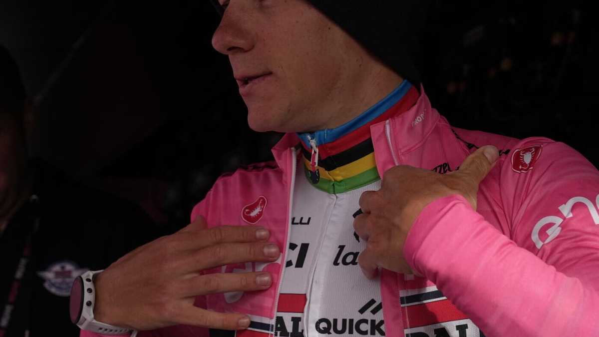Immagine di Remco Evenepoel abbandona il Giro d'Italia. Il pasticciaccio brutto del Covid in bicicletta