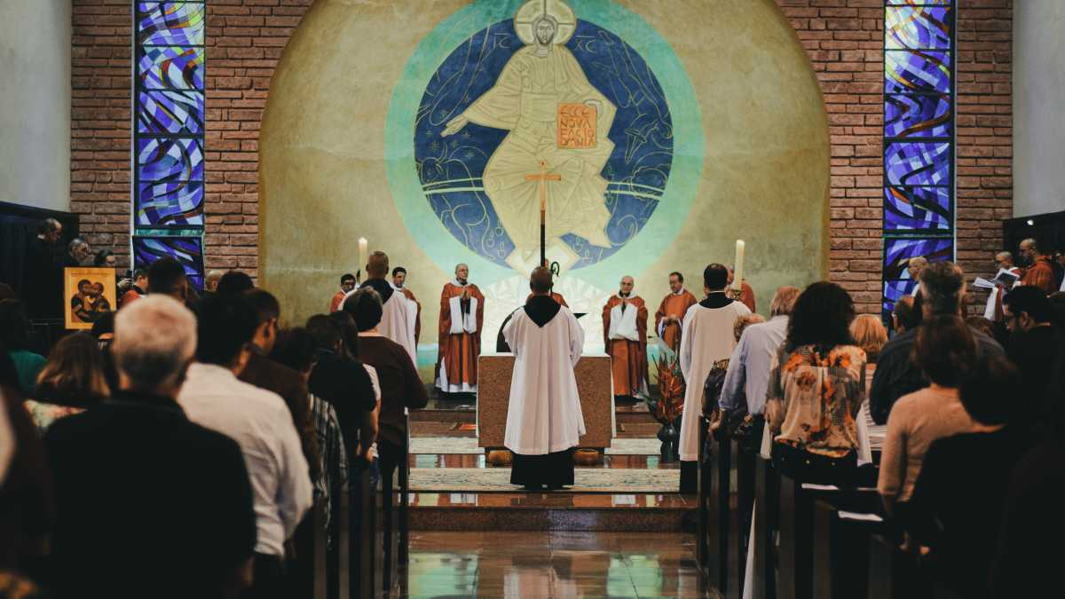 Immagine di “Non vogliamo giudicare le varie forme di maternità surrogata”, dice il foglio dei fedeli in chiesa