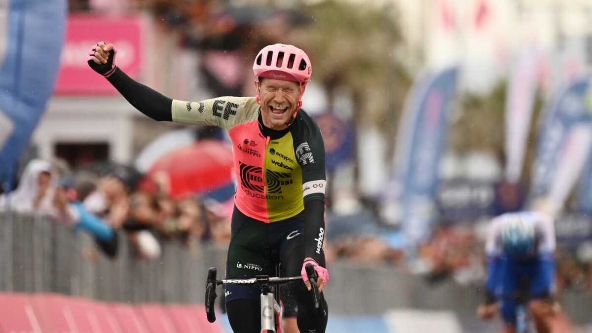 Immagine di Giro d'Italia. Una fuga, due facce: il sorriso di Cort, la commozione di De Marchi