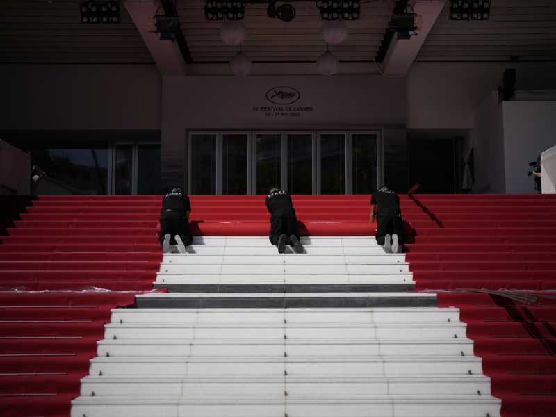 I preparativi per il red carpet del Festival di Cannes (Associated Press/LaPresse) <br />