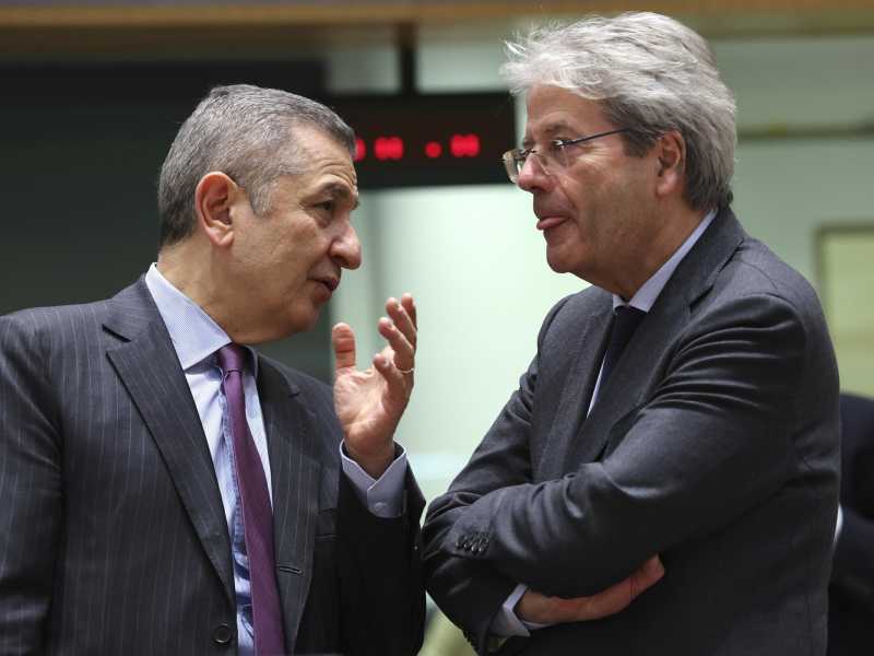 Paolo Gentiloni con Fabio Panetta (Lapresse)