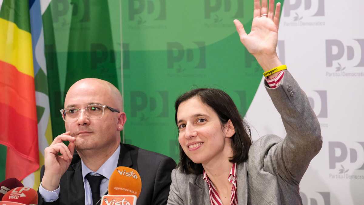 Immagine di Schlein dice di aver vinto le elezioni. Scene (mute) da una conferenza stampa irreale