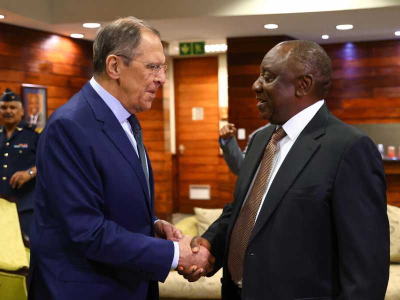 Il presidente sudafricano  Cyril Ramaphosa con Sergei Lavrov nel gennaio del 2023 (foto Epa, via Ansa)<br />