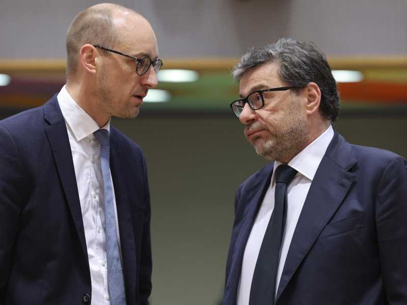 Giancarlo Giorgetti con il ministro dell'Economia belga, Vincent Van Peteghem (LaPresse)