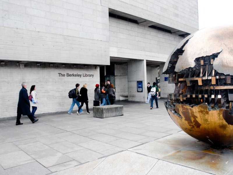 L'ingresso della biblioteca (Gabriel Cassan / Alamy)