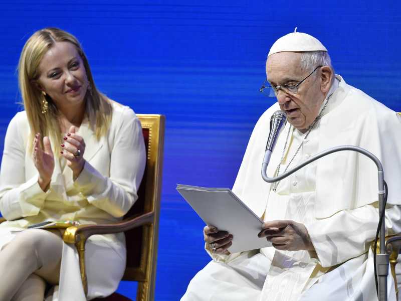 Perché il Pd di Schlein è andato nel panico per la nuova foto di Meloni con il Papa