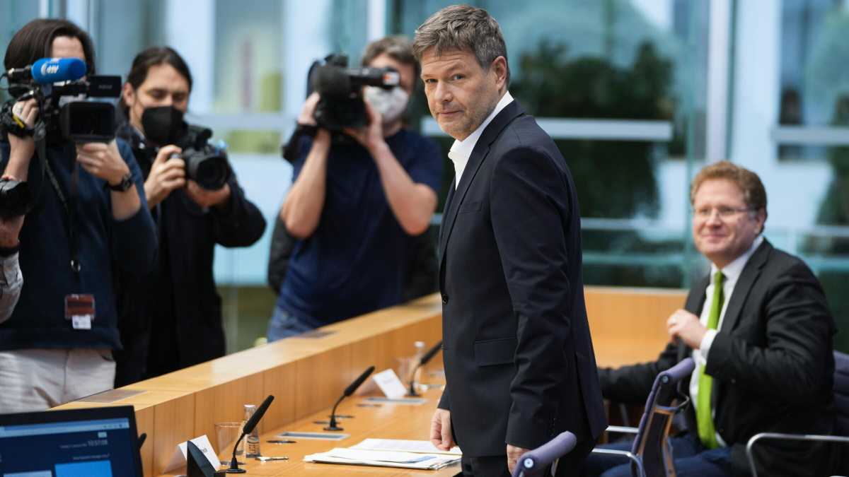 Immagine di Si fa difficile la rivoluzione verde di Robert Habeck, ora che è solo