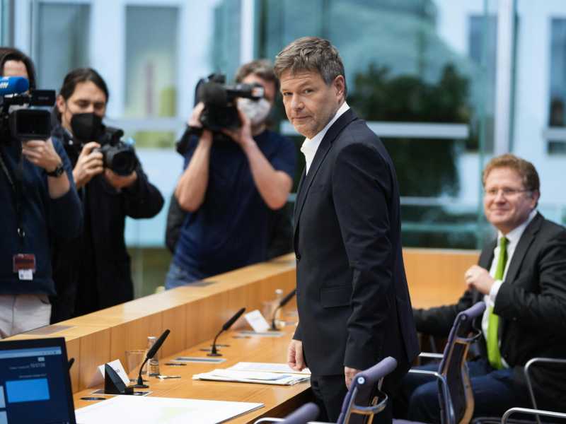Robert Habeck e, sullo sfondo, Patrick Graichen (LaPresse)