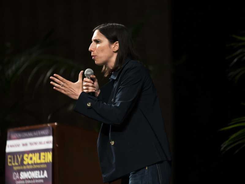 Elly Schlein ad un comizio ad Ancona (Ansa)