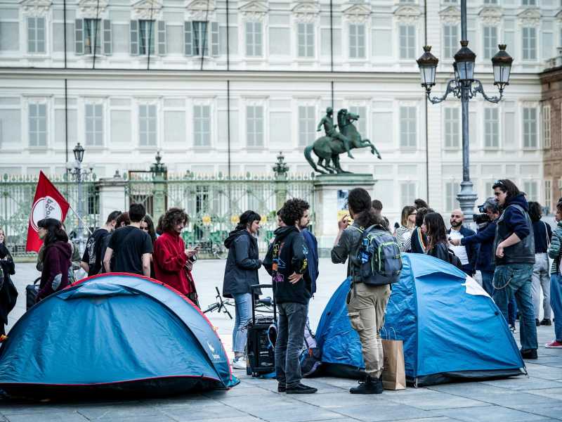 La protesta in piazza Castello a Torino (Ansa)
