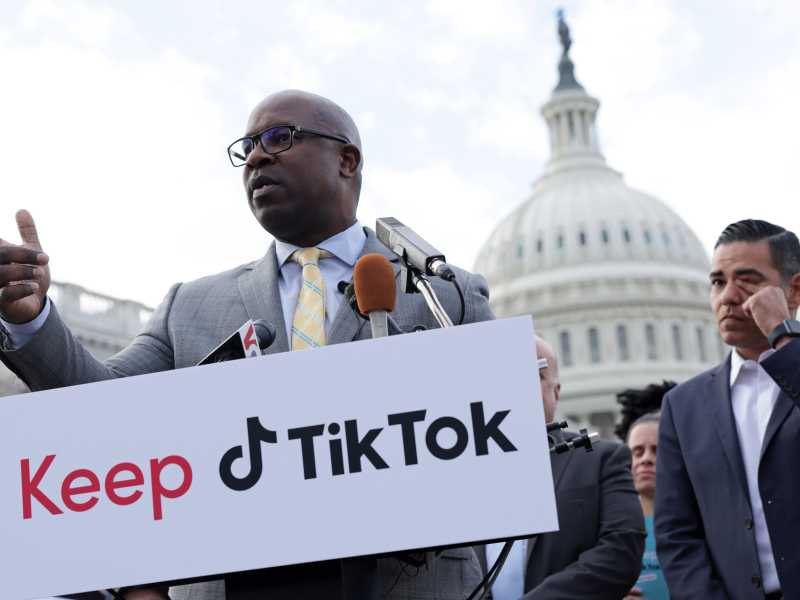 <span style="color: rgb(8, 8, 8); font-family: Lato, sans-serif; font-size: 14px;">Supporter al Campidoglio durante il processo al ceo di Tik Tok (Alex Wong / Getty Images)</span>