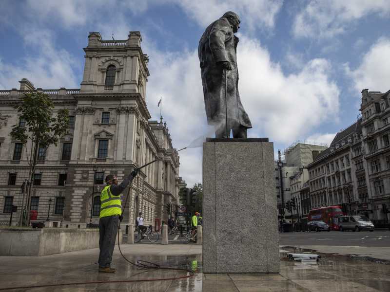 <span style="color: rgb(8, 8, 8); font-family: Lato, sans-serif; font-size: 14px;">La statua danneggiata dai protestanti di Winston Churchill (Dan Kitwood / Getty Images)</span>