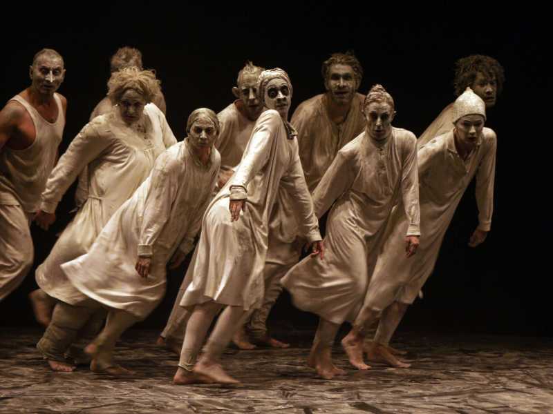 La compagnia di Maguy Marin mette in scena May B (Ansa)
