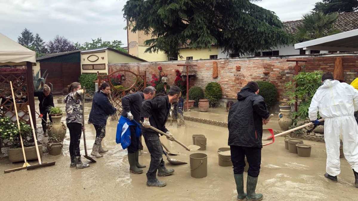 Immagine di L'umanità che si scopre nella guerra e nelle alluvioni