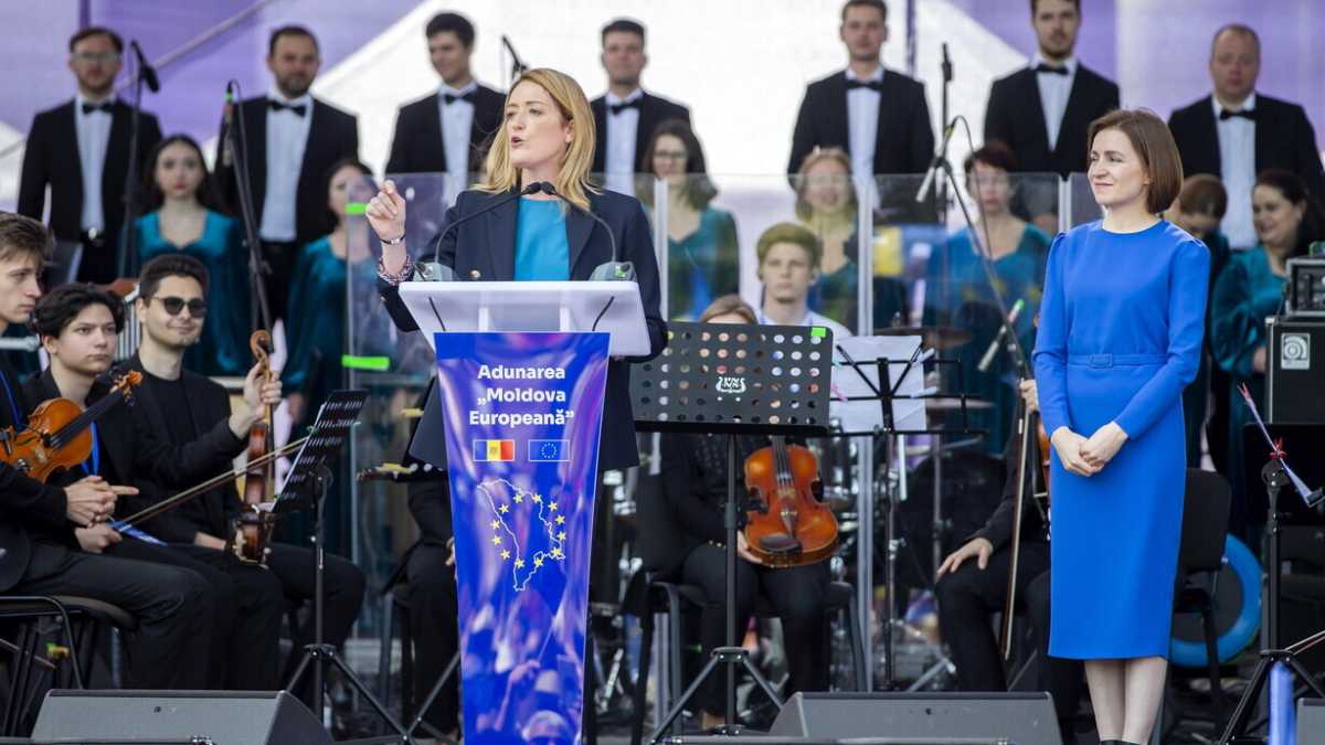 Immagine di Metsola porta l'Ue in Moldavia e ci spiega quanto è importante essere “dove succedono le cose”