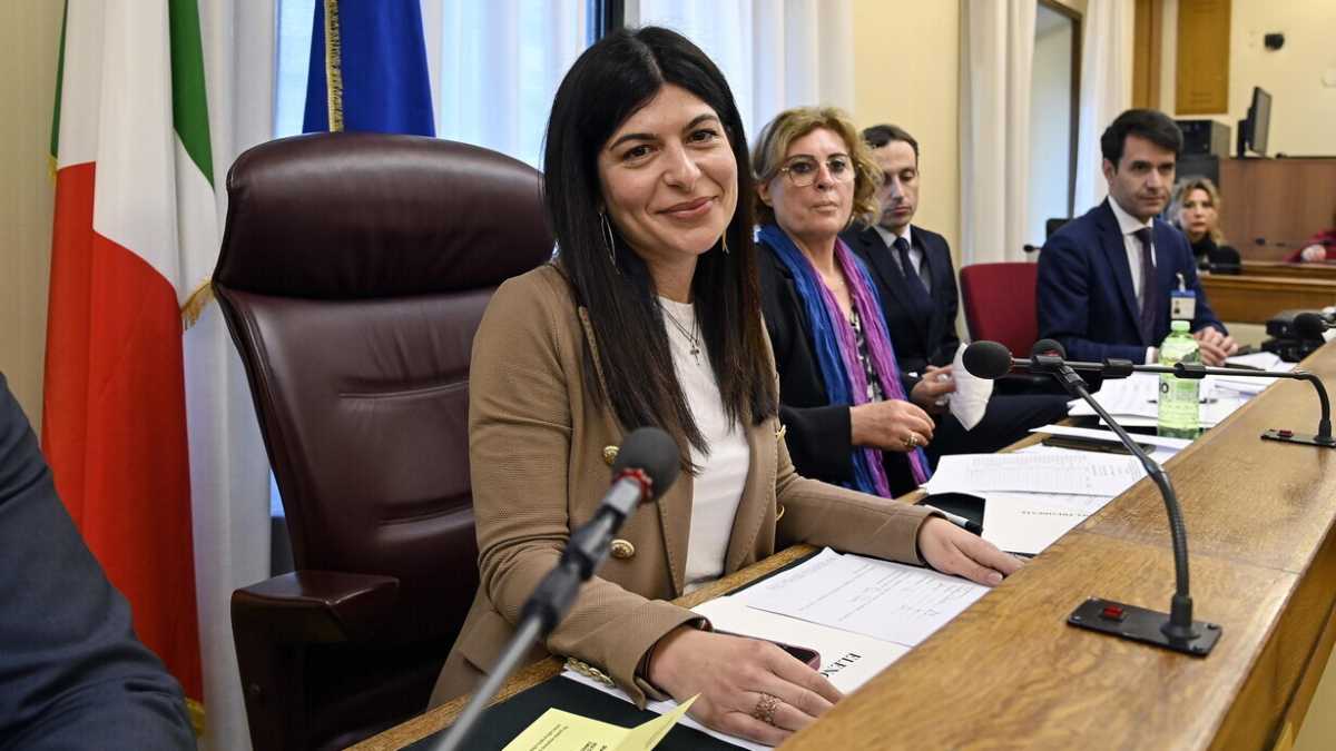 Immagine di Altro che Ciavardini, per Colosimo la foto che conta è quella con la famiglia Meloni