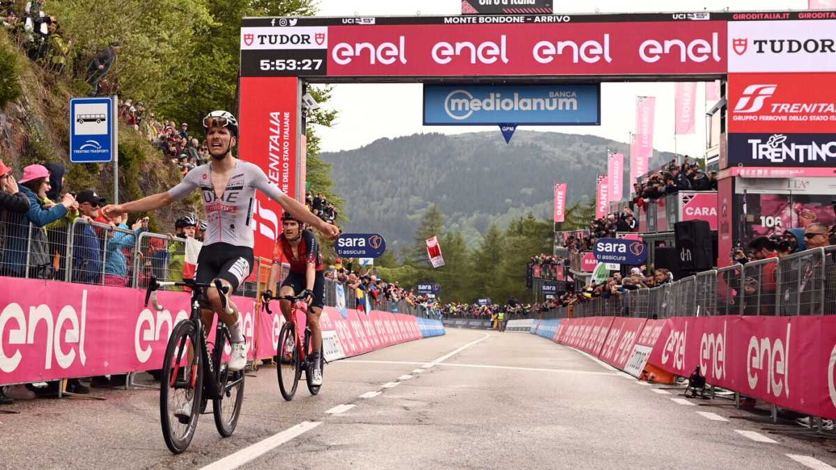 Immagine di Giro d'Italia. Sul Bondone Joao Almeida ha trovato il soldo per fare la lira