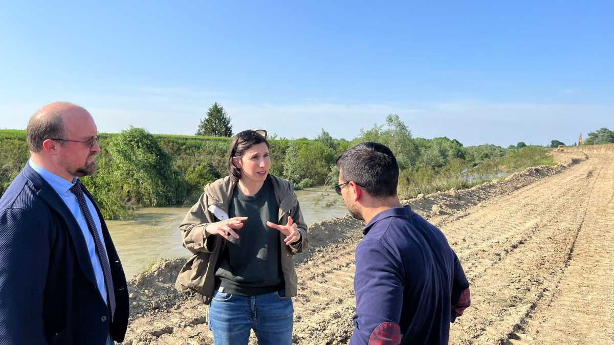 Immagine di Schlein come Meloni: va in Romagna per portare solidarietà, ma senza dirlo