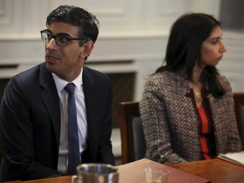 Rishi Sunak e, sullo sfondo, Suella Braverman (LaPresse)
