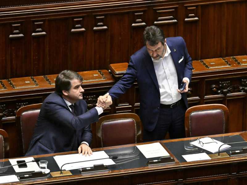 Raffaele Fitto e Matteo Salvini in Aula (Ansa)