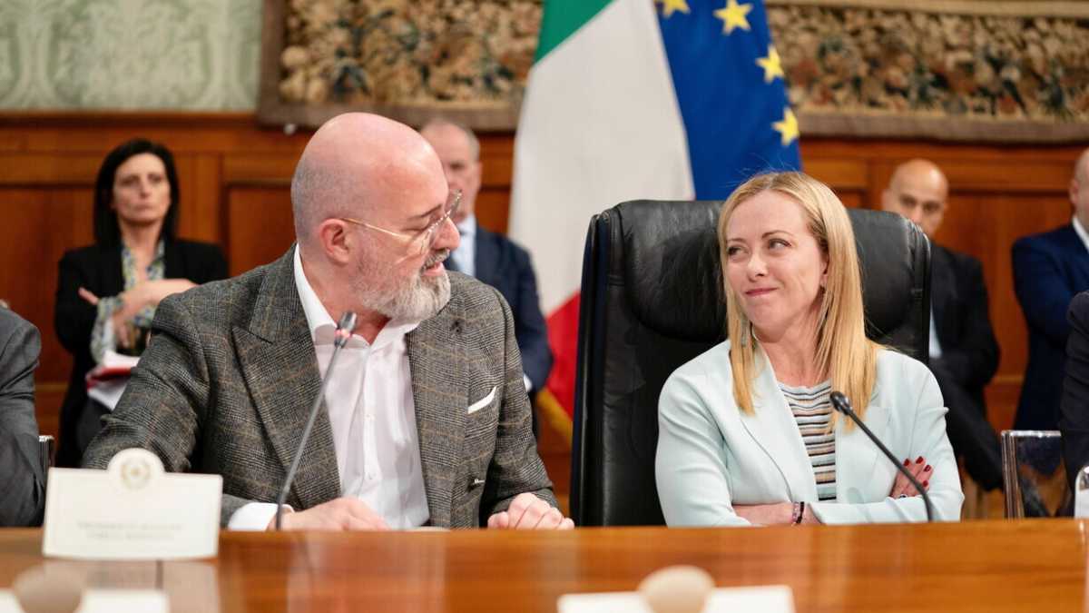 Immagine di Meloni scopre l'emergenza. E sembra Conte ai tempi del Covid. Scontro con Salvini