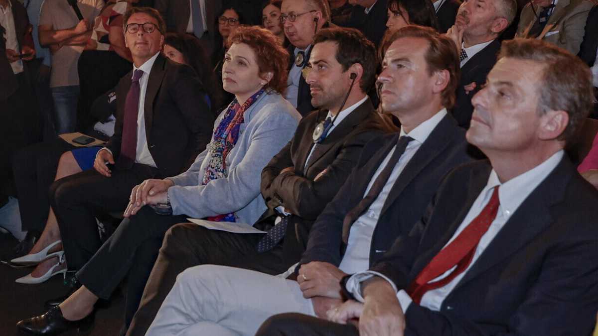 Immagine di La prima uscita di Renzi e Calenda con Renew Europe (e qualche fischio)