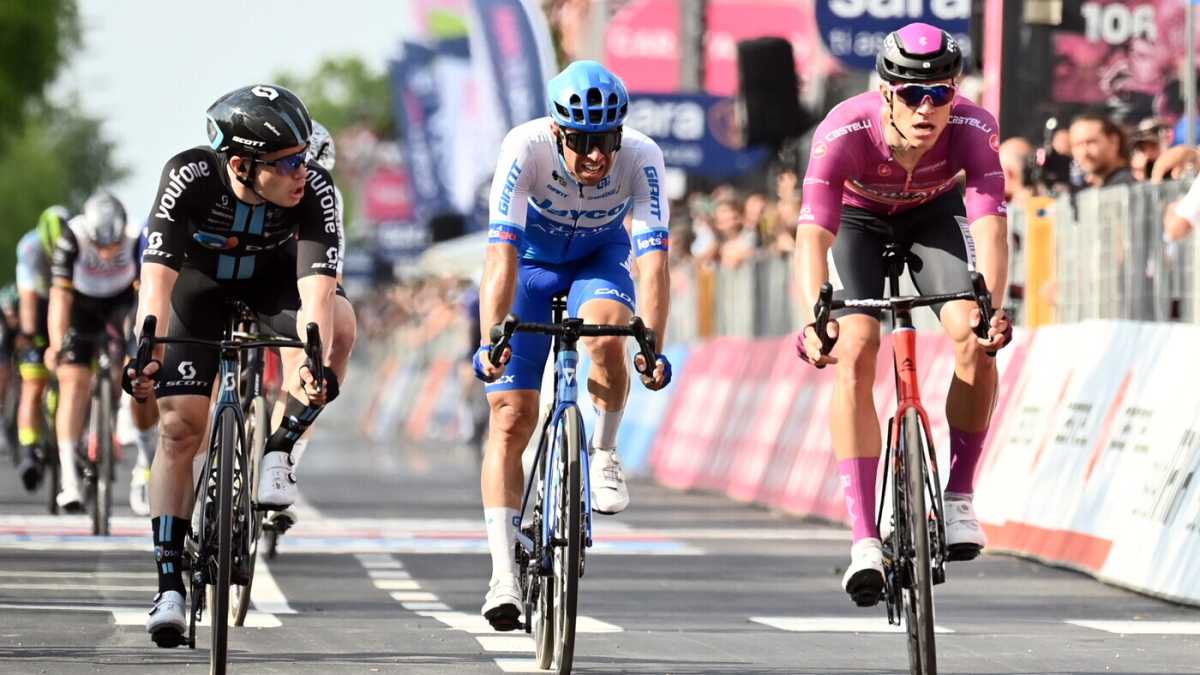 Immagine di Giro d'Italia. Vince Dainese, ma a Caorle è finita con uno stallo alla messicana
