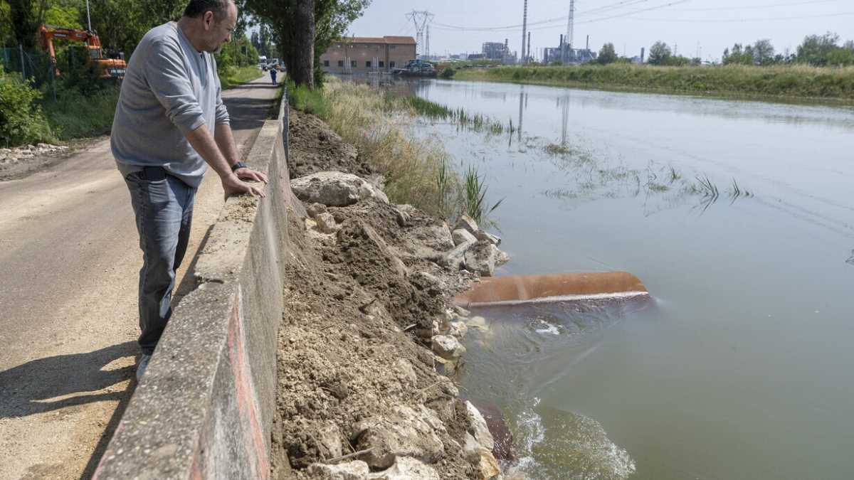 Immagine di Nelle zone alluvionate dell'Emilia-Romagna ora il problema è l'acqua stagnante
