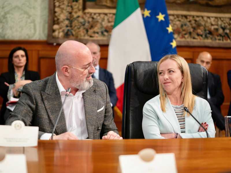 Meloni scopre l'emergenza. E sembra Conte ai tempi del Covid. Scontro con Salvini