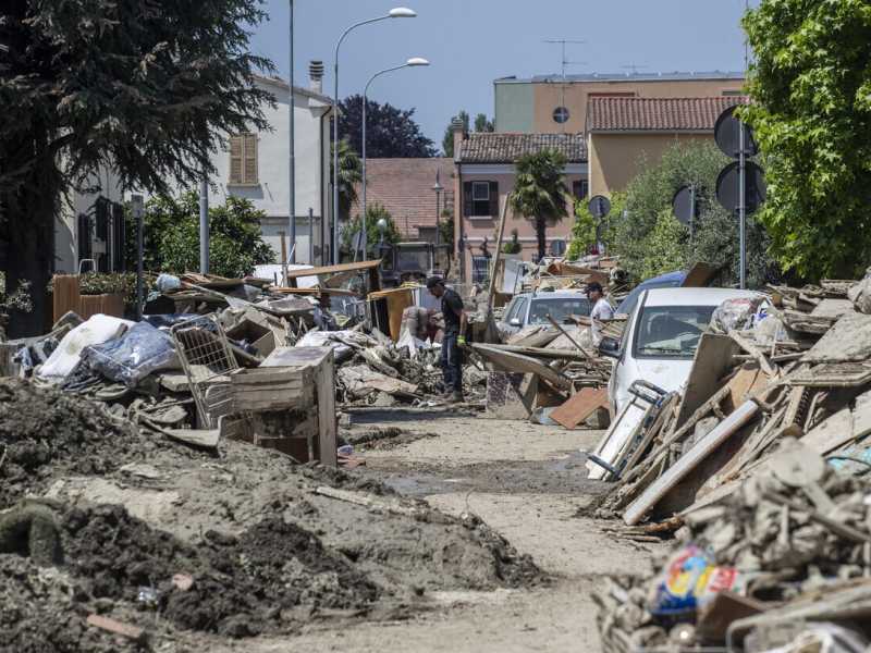 Detriti dopo l'alluvione a Sant'Agata sul Santerno (Ansa)
