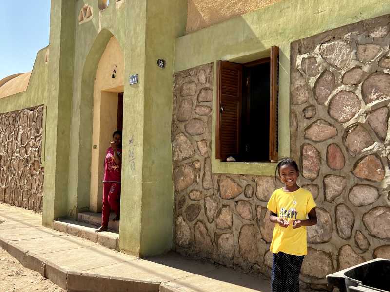 Una bambina sudanese a Wadi Karkar, villaggio nubiano nel deserto tra Egitto e Sudan (foto Cecilia Sala) <br />