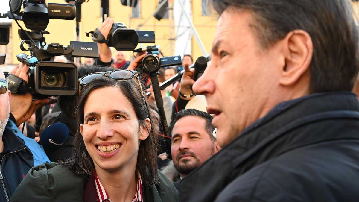 Immagine di Ballottaggi stonati: Conte fugge da Schlein. Il Pd: "Ha paura di essere oscurato da Elly"