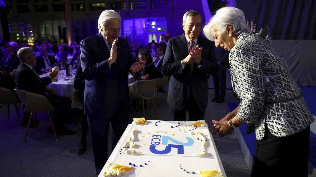 Immagine di La Bce compie 25 anni. E Lagarde festeggia con Draghi: “Whatever it cakes!”