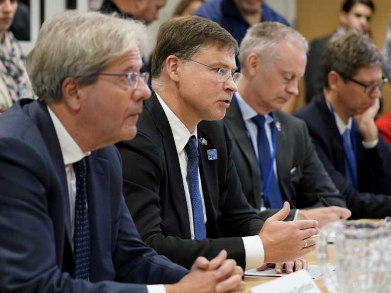Valdis Dombrovskis con Paolo Gentiloni (LaPresse)