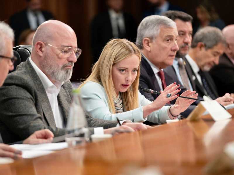 Giorgia Meloni e Stefano Bonaccini durante il Cdm di marted&igrave; (Ansa)