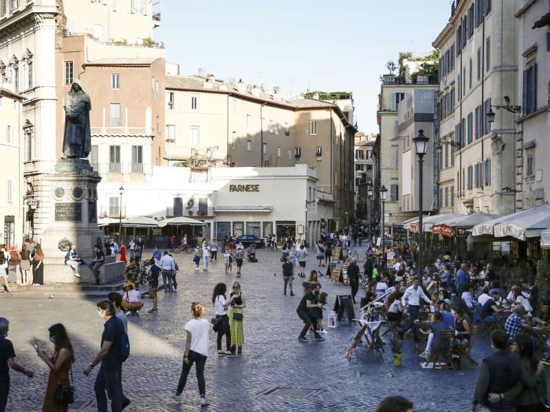 Guerra alle paninoteche: i comitati scendono in piazza